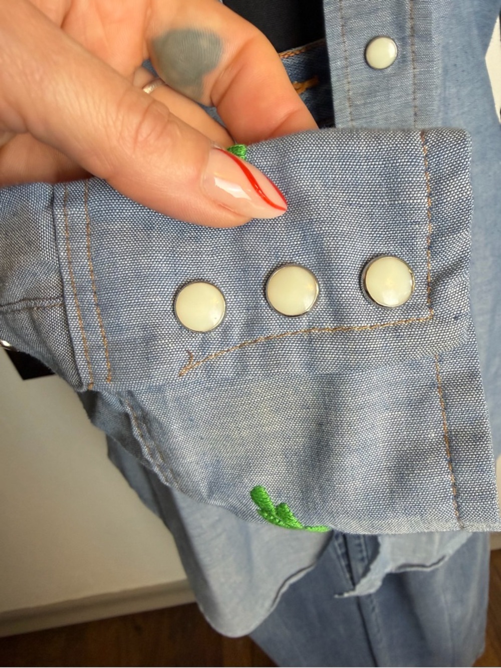 Vintage 1970s Hand Embroidered Chambray Botton Down Shirt Wrangler - Picture 6 of 14